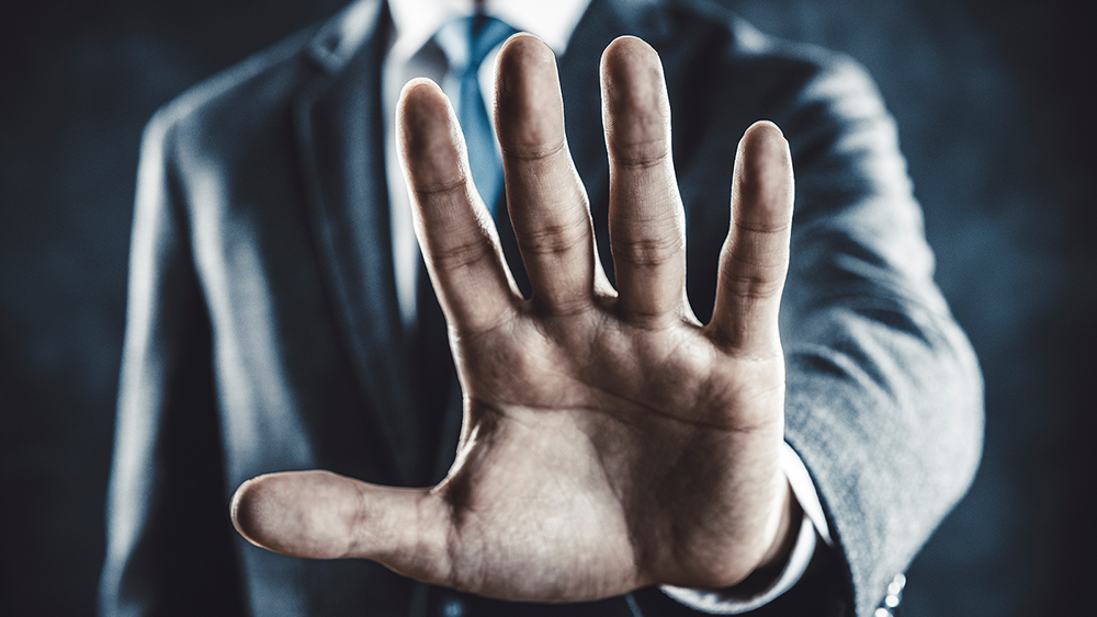 待ったをかける男性