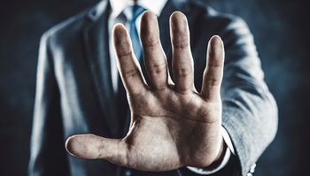 待ったをかける男性