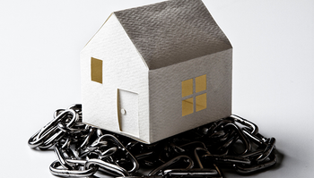 鎖の上にある家