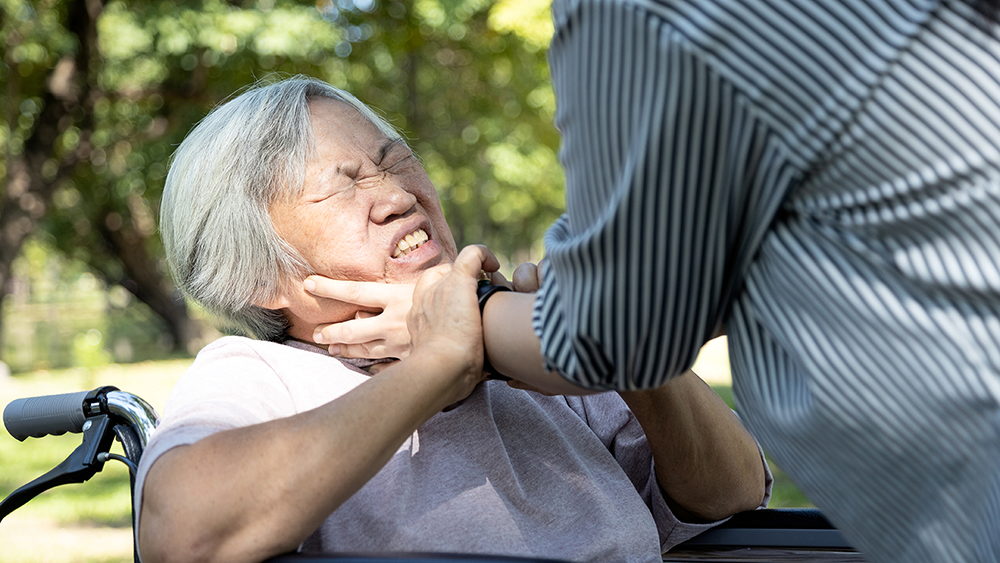 虐待される車いすの女性
