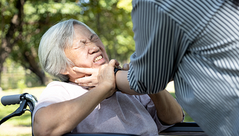 虐待される車いすの女性