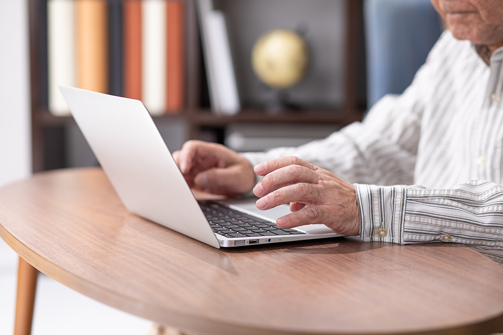 パソコン入力する男性