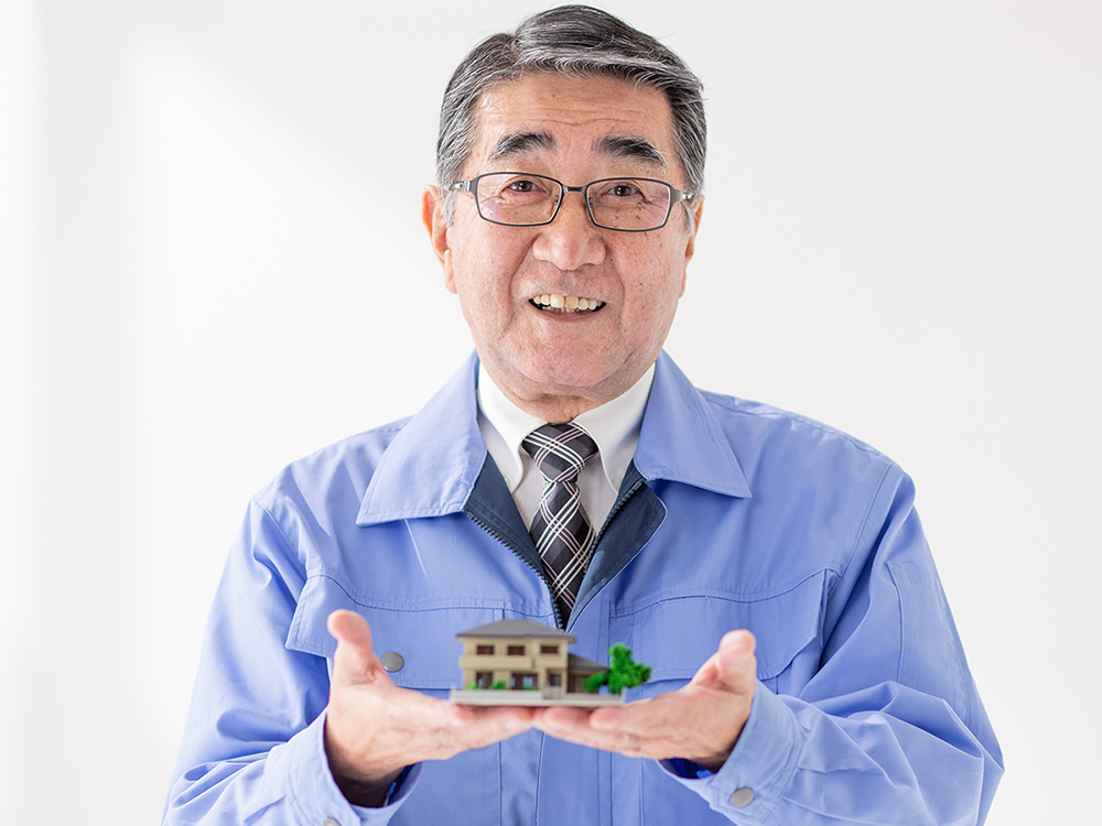 家の模型を持つ男性