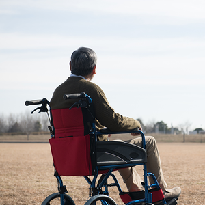 車椅子に乗る男性