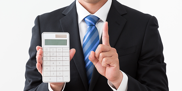 電卓を持ちながら人差し指を立てる男性