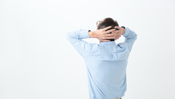 頭を抱える男性