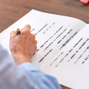 自筆証書遺言を作成する人