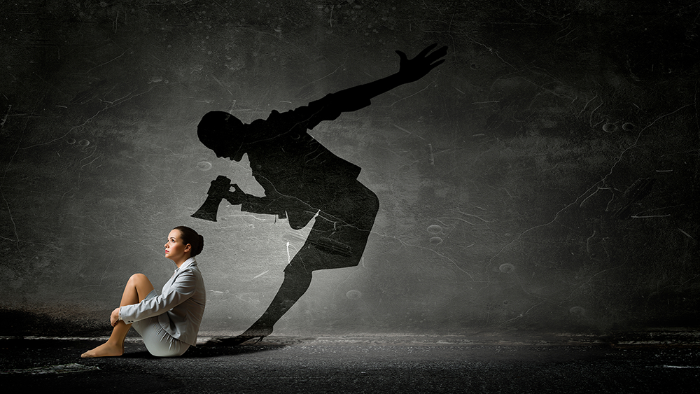 悪魔のささやきを受ける女性