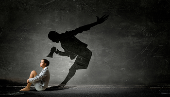 悪魔のささやきを受ける女性