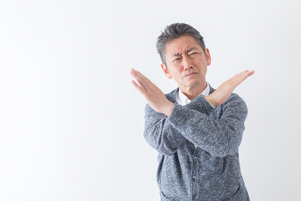 バッテンする男性