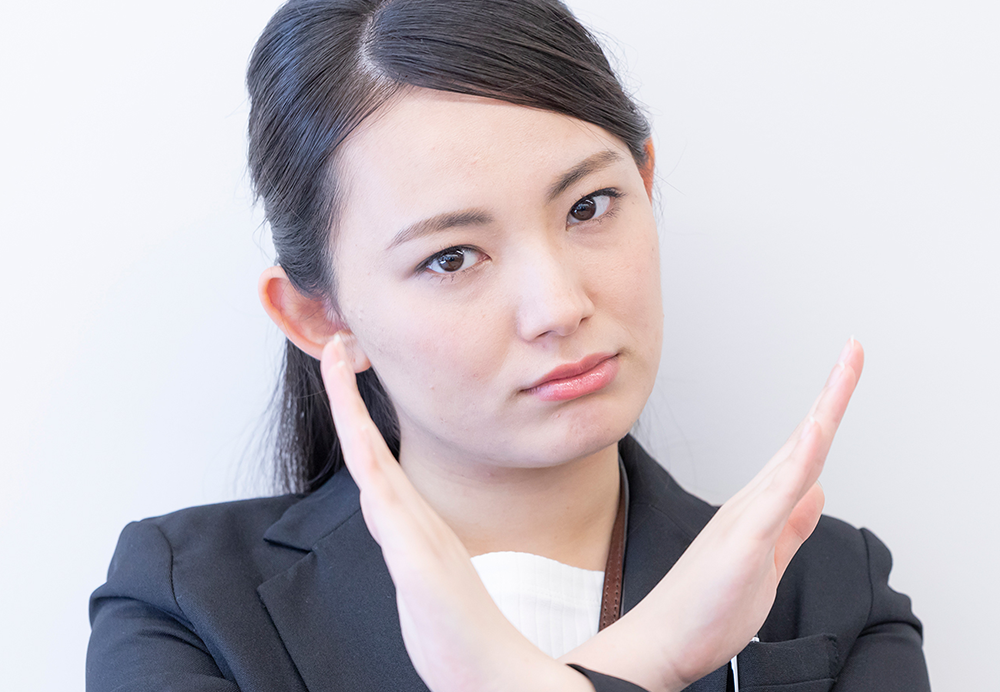 バッテンする女性