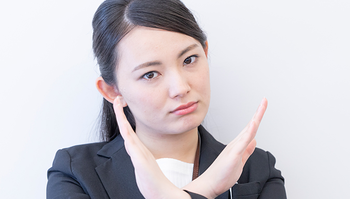 バッテンする女性