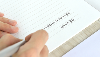 遺言書を書いている