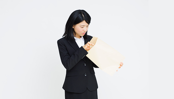 書類が送られてきて確認する女性