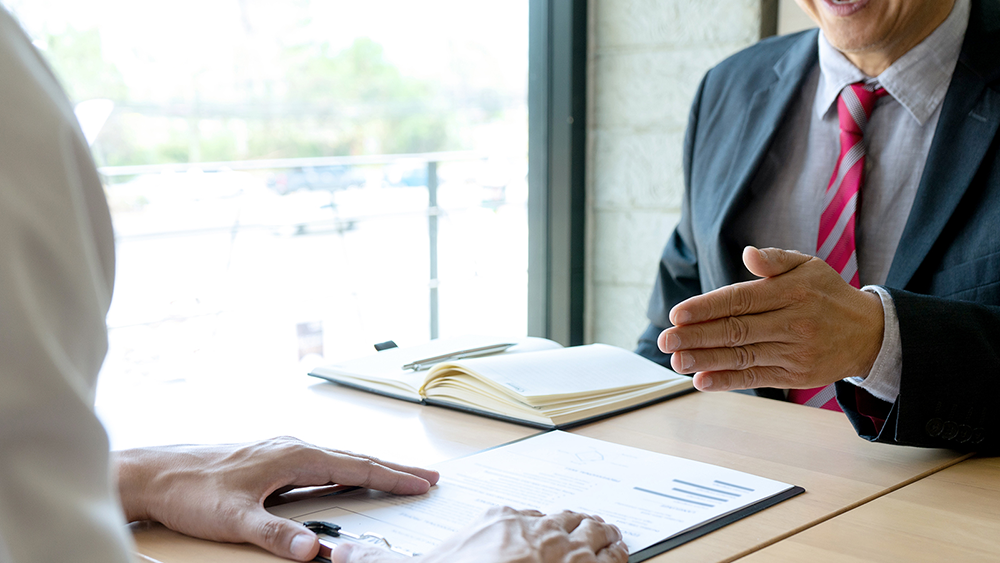 説明を受ける人