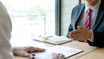 説明を受ける人