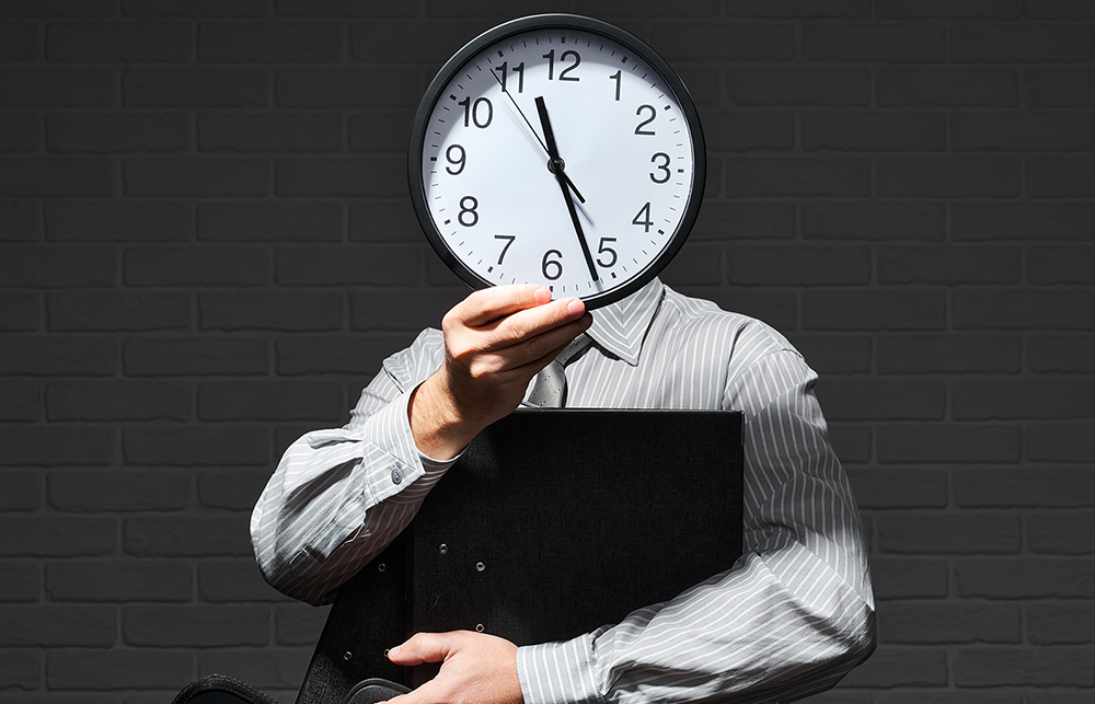時計を掲げる男性
