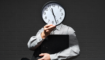 時計を掲げる男性
