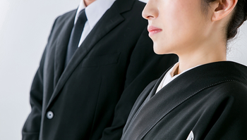 葬儀に参列する人