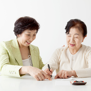 遺言執行者の指示を受ける女性