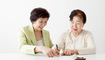 遺言執行者の指示を受ける女性