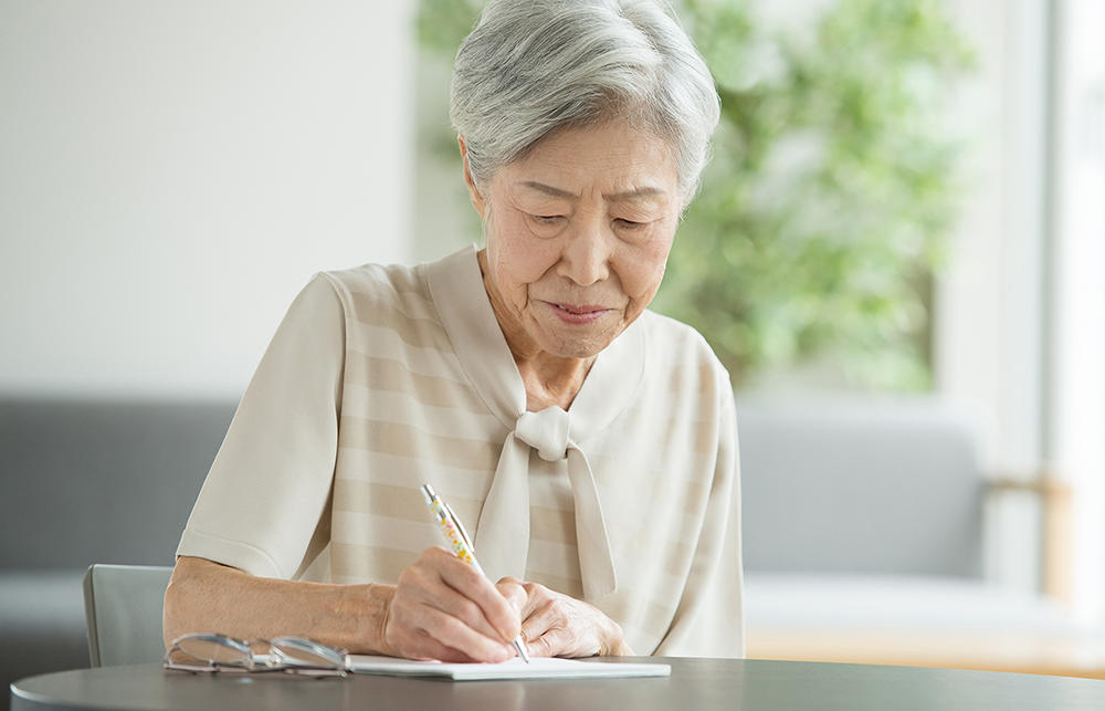 予備的遺言を書く女性