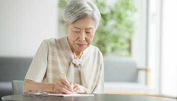 予備的遺言を書く女性