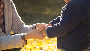 養子縁組する人