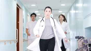 医師が駆け寄る